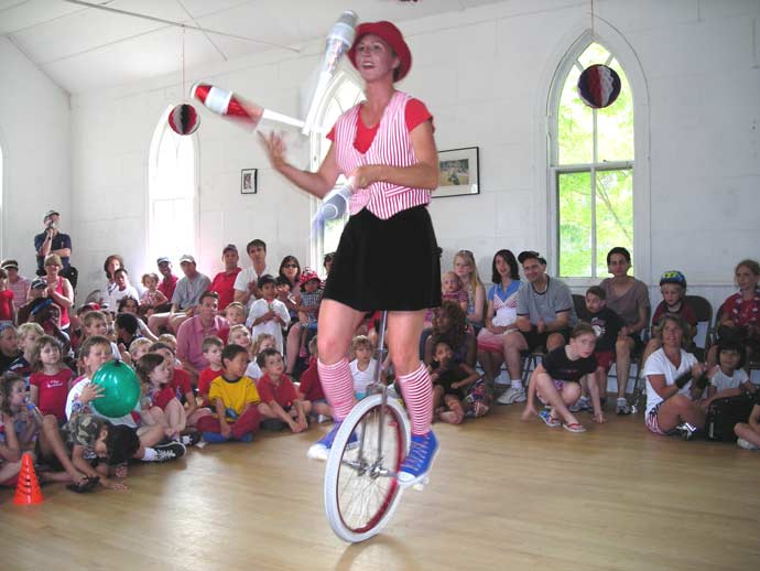 Unicyclist entertains after 2007 parade