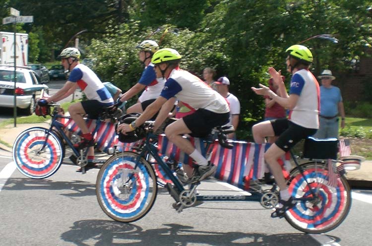 Tandem riders in the 2009 parade